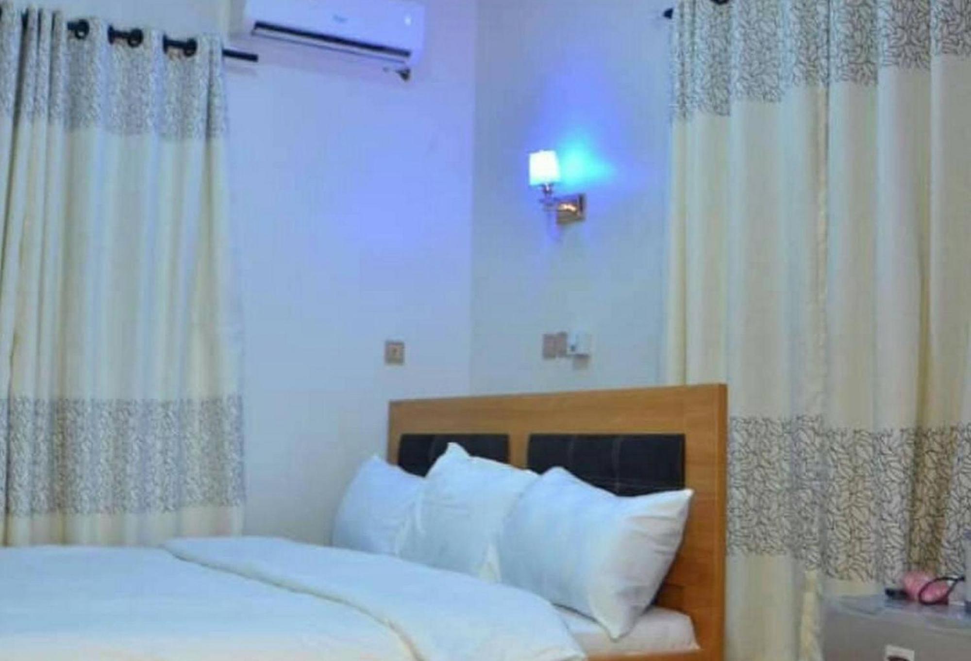 Room In Lodge - Seth Hotel Asaba Exteriör bild