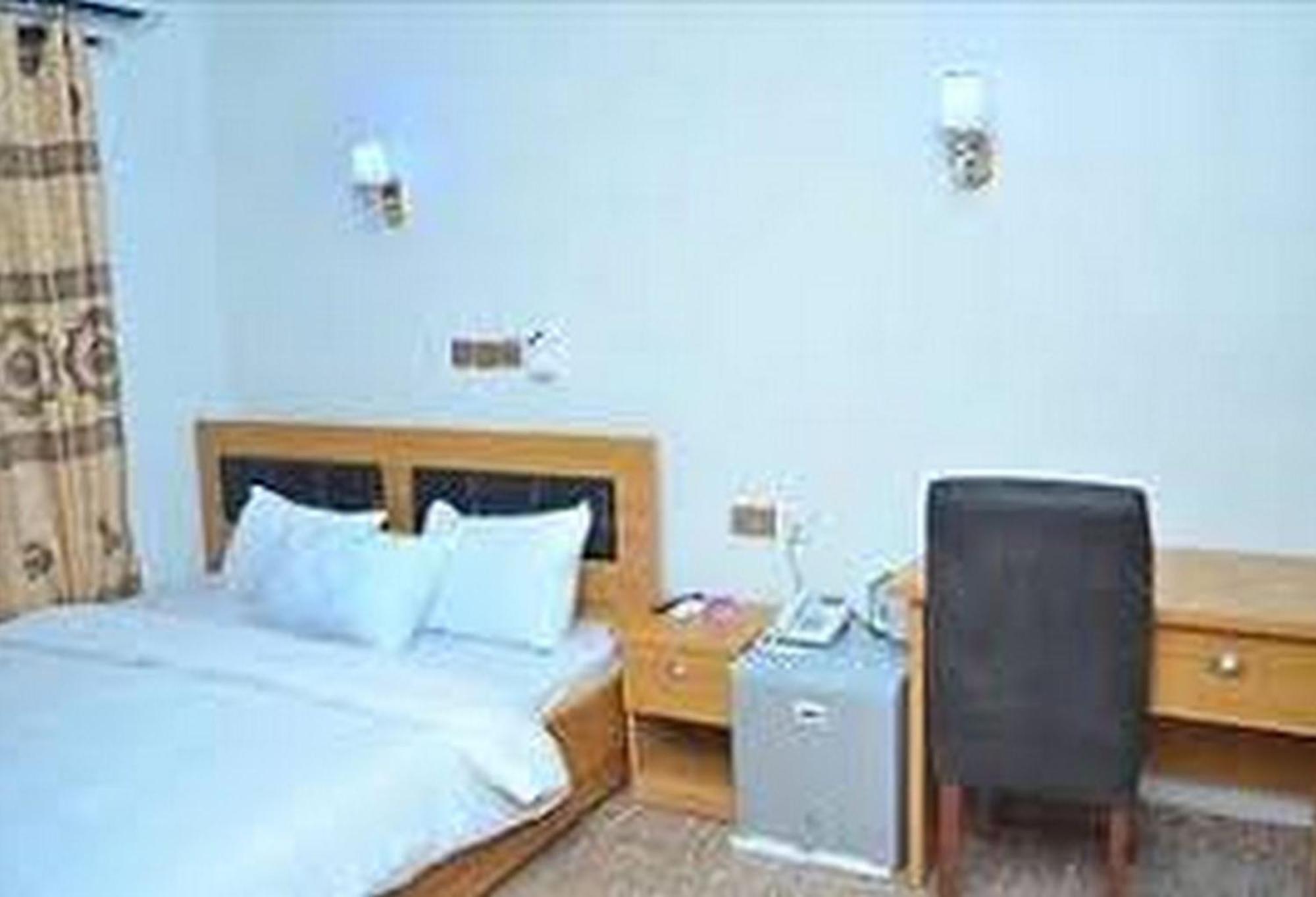 Room In Lodge - Seth Hotel Asaba Exteriör bild