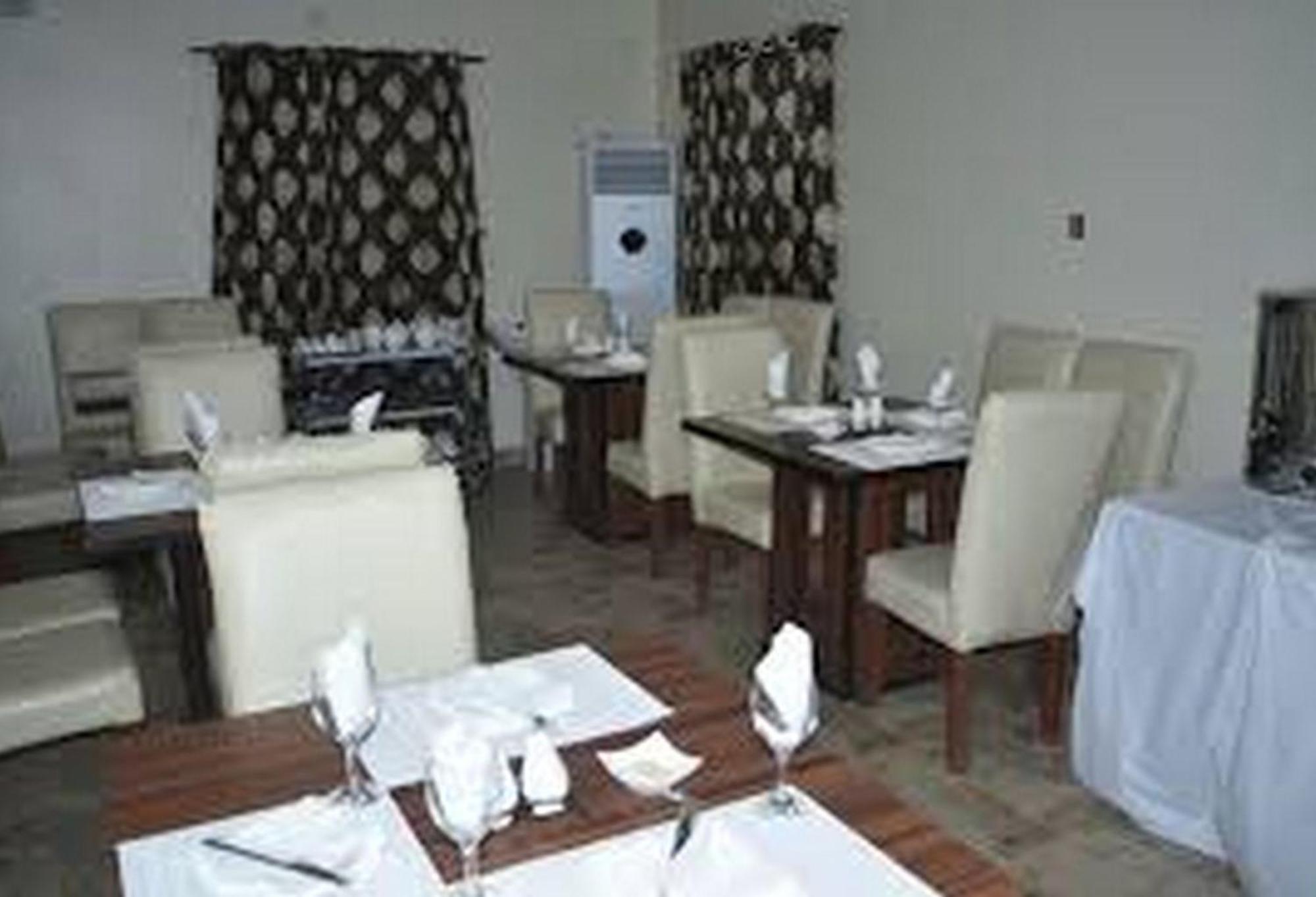 Room In Lodge - Seth Hotel Asaba Exteriör bild